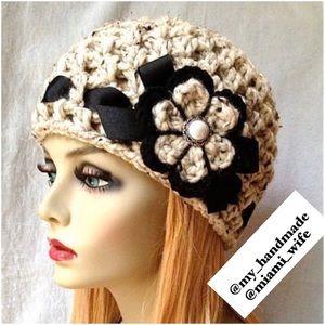 HP!Handmade puff stitch hat with a flower.