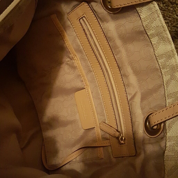 Michael kors purse - Picture 4 of 4