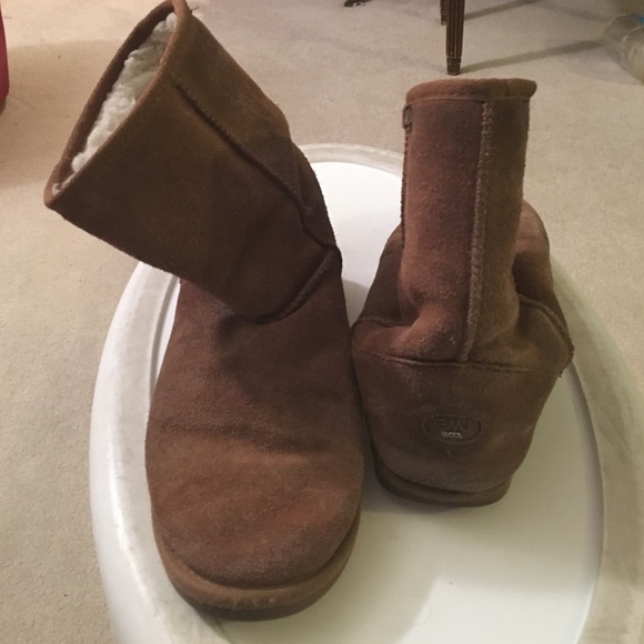 Tan size 9.5 Emu boots