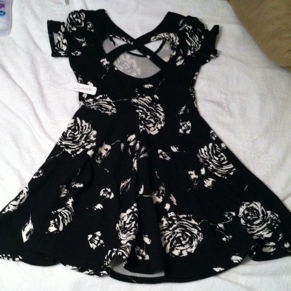 Brand New b/w Floral Dress| Charming Charlie - Picture 2 of 2
