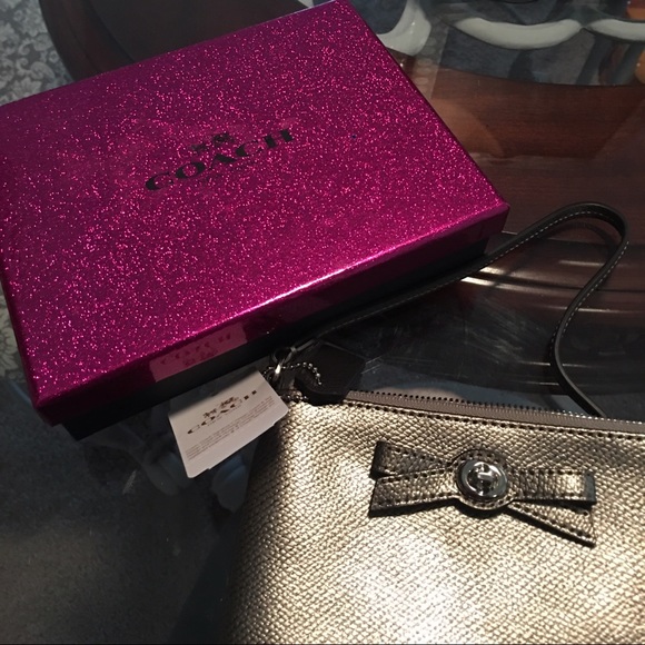 Coach Handbags - Flash Sale💖Coach patent leather wristlet