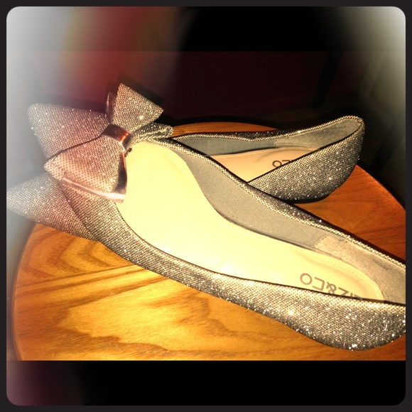 These flats are stunning // glitter galore // bow