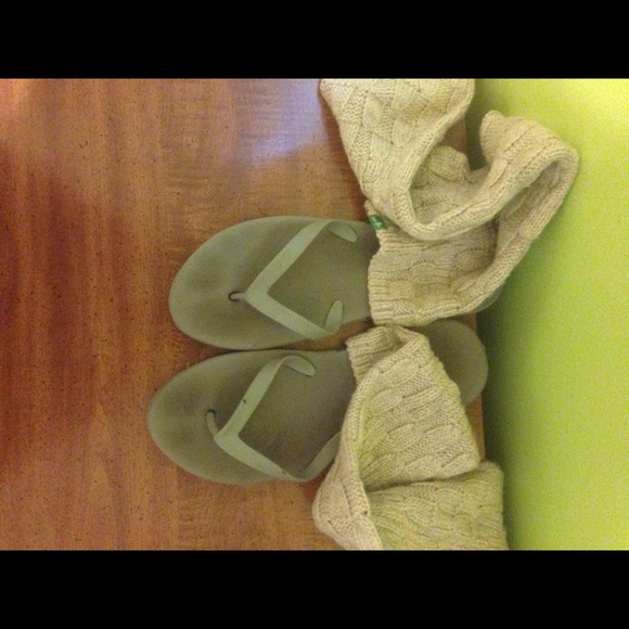 Sanuk leg warmer flip flops. Worn twice.