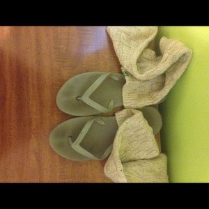 Sanuk leg warmer flip flops. Worn twice.