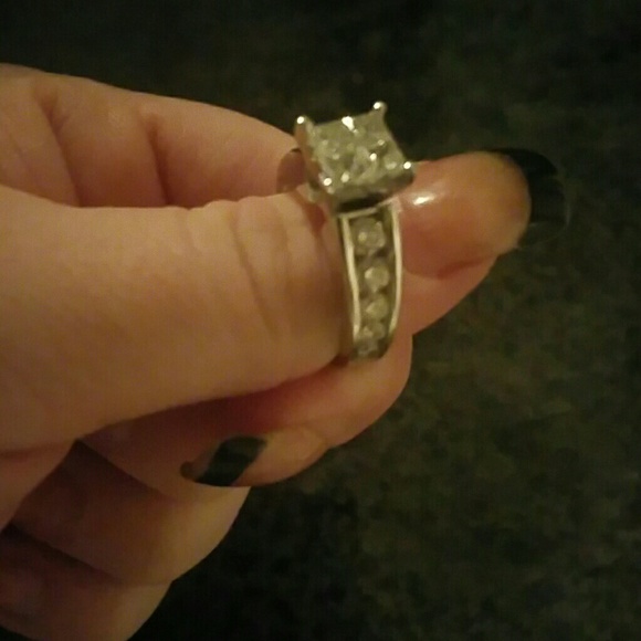 An engagement ring - Picture 2 of 3