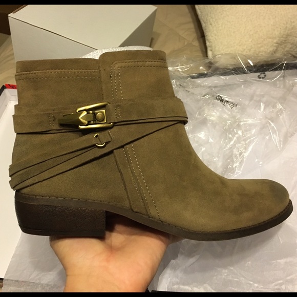 NEW in box! Fergie booties! size 10!