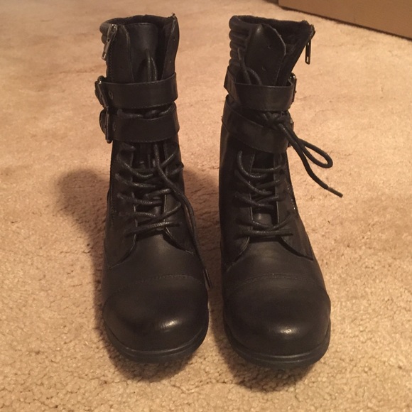 Black Strappy flat combat boots - Picture 2 of 2