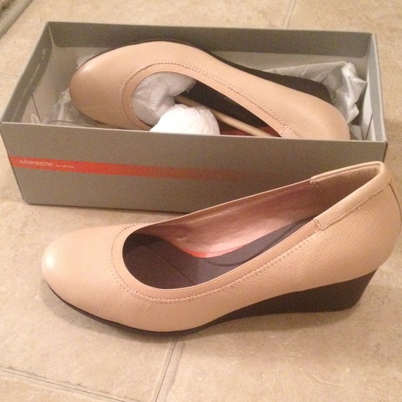 NWT Tan Rockport Total Motion Wedges Size 7.5