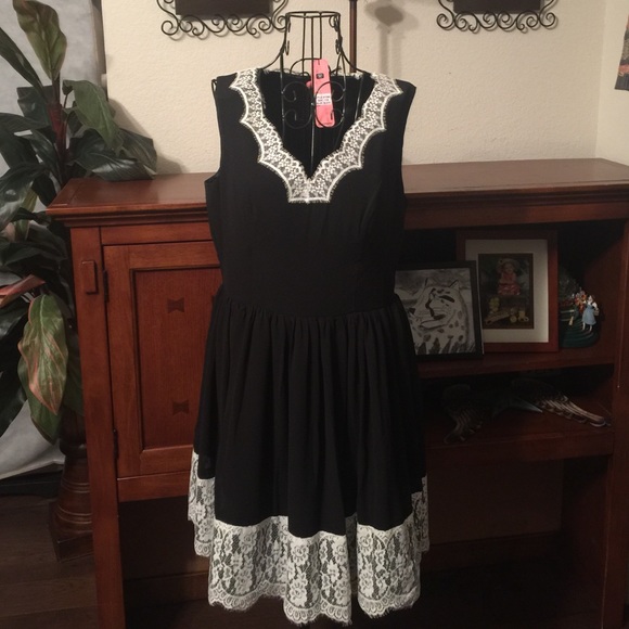 Chi Chi London Black White Lace NWT