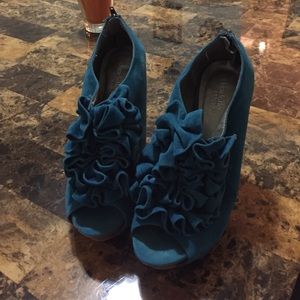 Turquoise ruffled pumps
