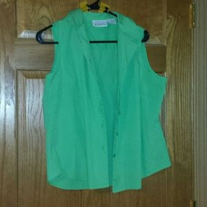 Sleevles blouse with color full button up.