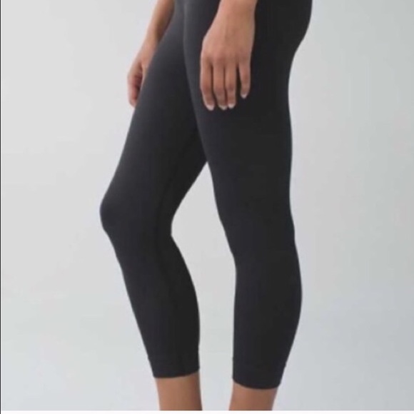 NWT Lululemon Zone In Crop size 4