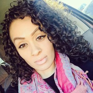 Meet your Posher, Mona