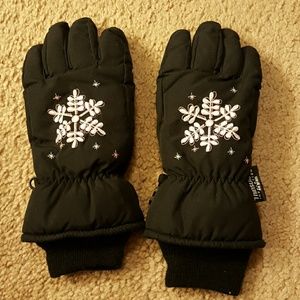 Waterproof black ski gloves with a pink snowflake