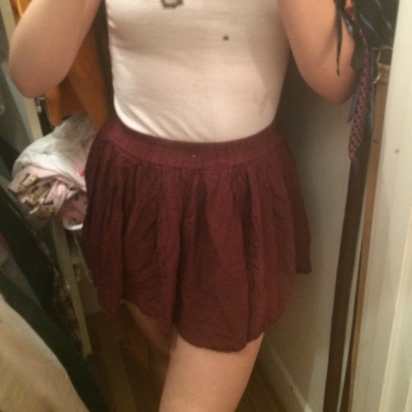 Short maroon skirt
