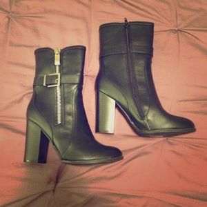 NWOT Zoey black boots size 8