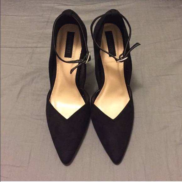 Black pointed pumps