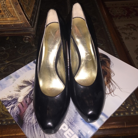 perfect condition black leather pumps!