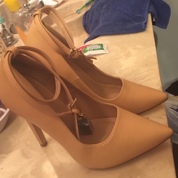 Heels - Picture 3 of 4