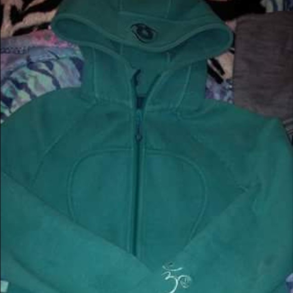 Lululemon scuba zip up. Great condition. Very warm