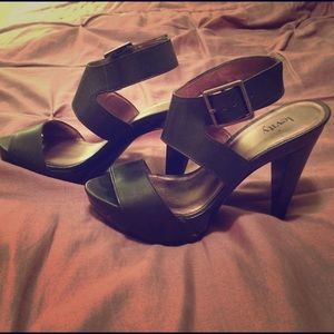 NWOT Levity Black Platform Strappy Heels size 7.5