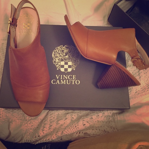 Vince Camuto peep-toe
