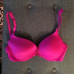 HoT Pink Victoria's Secret bra.💖💖💖