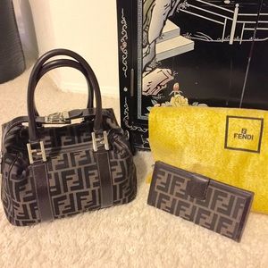 💯% Authentic vintage Fendi set GUARANTEED!!!!