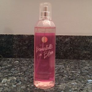 Victoria's Secret Bombshells in Bloom body mist💖