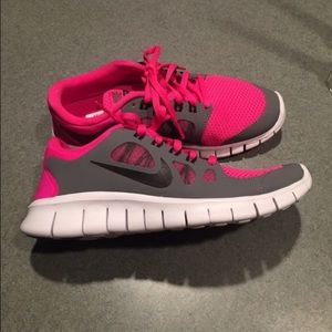 NEW!!! NIKE FREE 5.0 👟👟 size 4.5 US Big Kids