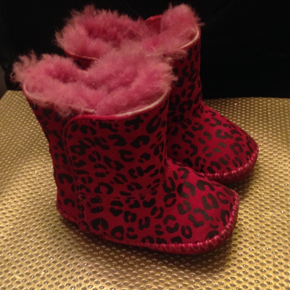 Authentic ugg boots comes with box