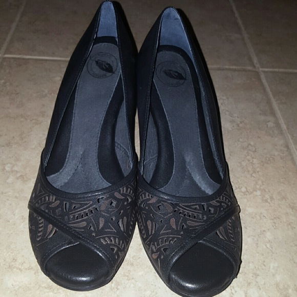 Women's Nurture Black Leather Cut Out Pump