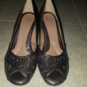 Women's Nurture Brown Leather Cut Out Pumps