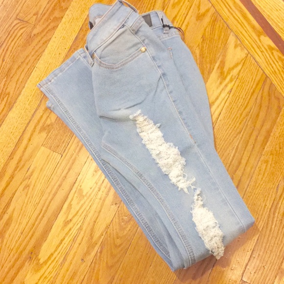 ✨LAST ONE✨Light denim distress jeans - Picture 2 of 4