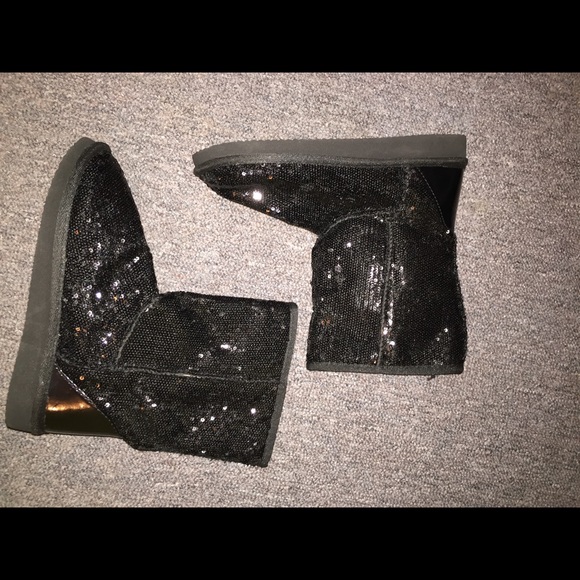 Short Ugg style sequin boots