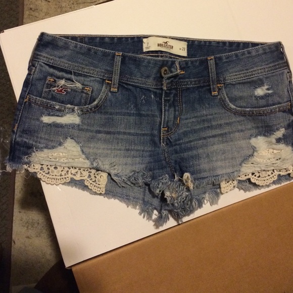 Size 28 low rise Hollister shorts