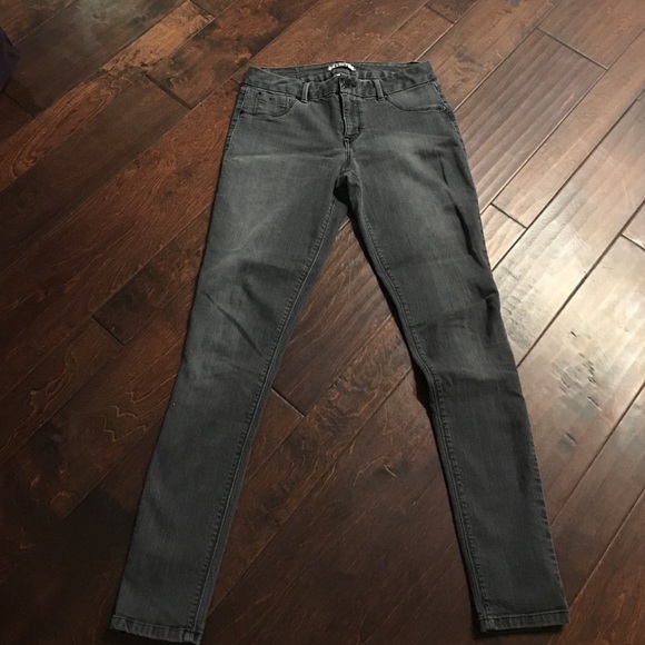 17/21 grey distressed skinny jeans. Gently worn.