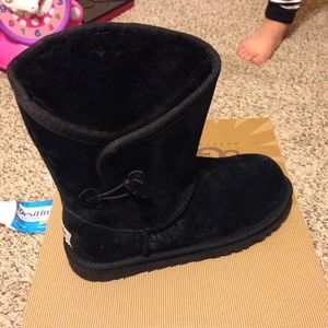 Ugg Shawnee boots.
