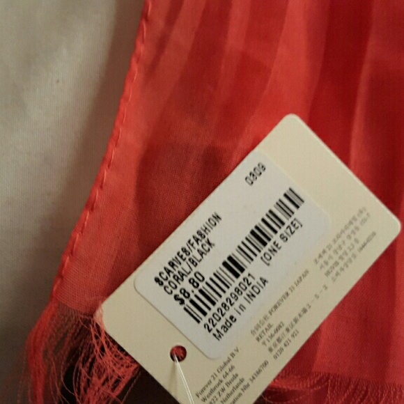 Brand new lightweight scarf - Picture 3 of 3