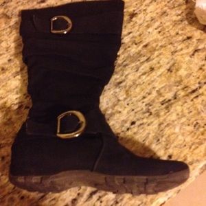 Black comfy boots