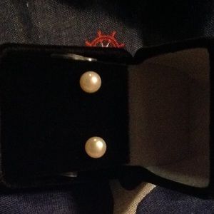 Freshwater pearl stud earrings
