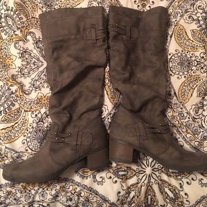 Grey boots that are in perfect condition.