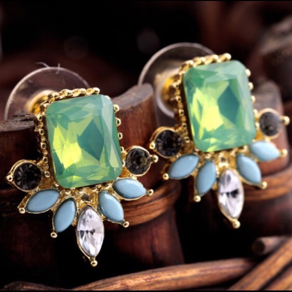 🎀HP🎀 Crystal Green statement earrings - Picture 2 of 3