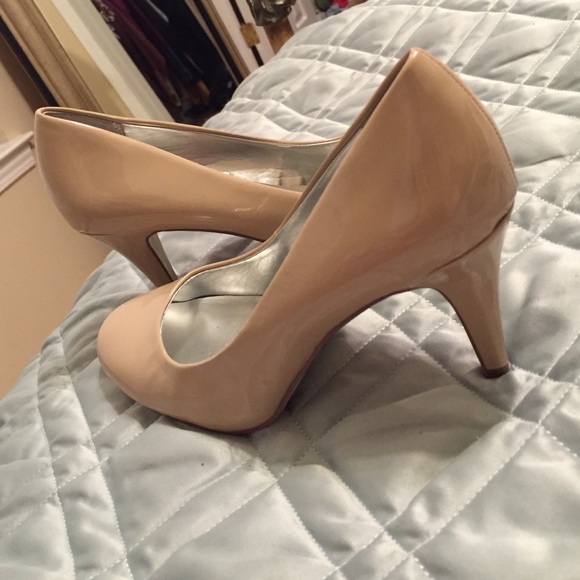Nude Pumps