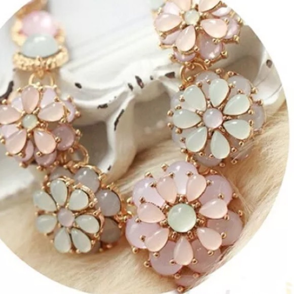 Pastel pink flower necklace 🌷