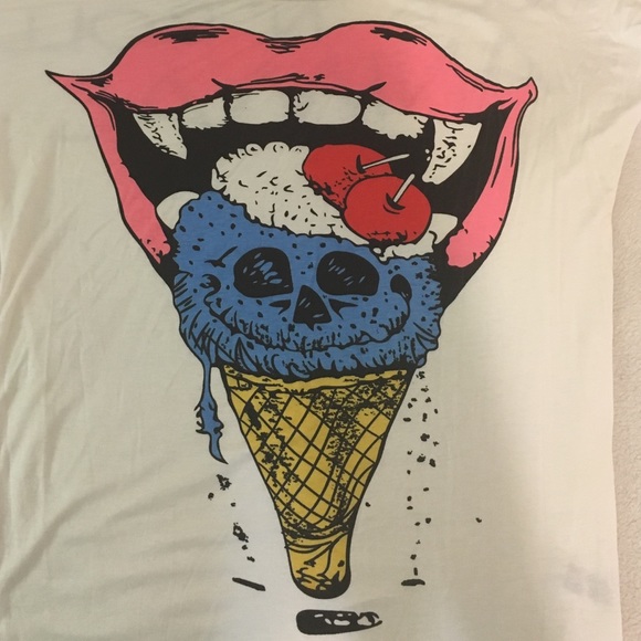 🚫🚫SOLD🚫🚫graphic tee - Picture 2 of 4