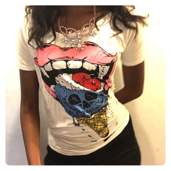 🚫🚫SOLD🚫🚫graphic tee - Picture 1 of 4