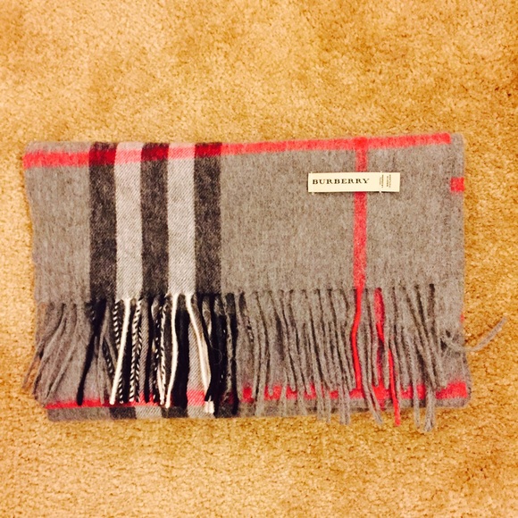 Burberry Classic Cashmere Scarf in Heritage Check