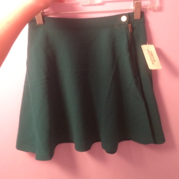 Cute green skirt with button and zipper on side - Picture 1 of 4