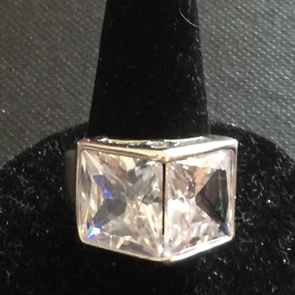 Ring Beautiful white topaz Silvertone ring